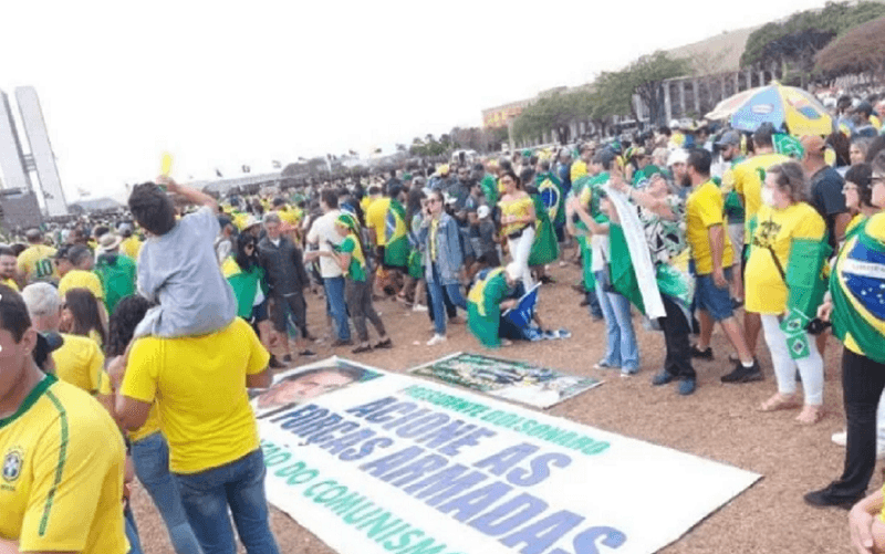 Manifestantes protestam contra o STF no desfile em Brasília Misto Brasil