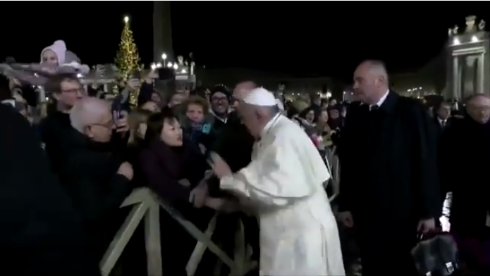 Papa Francisco tapa na mão