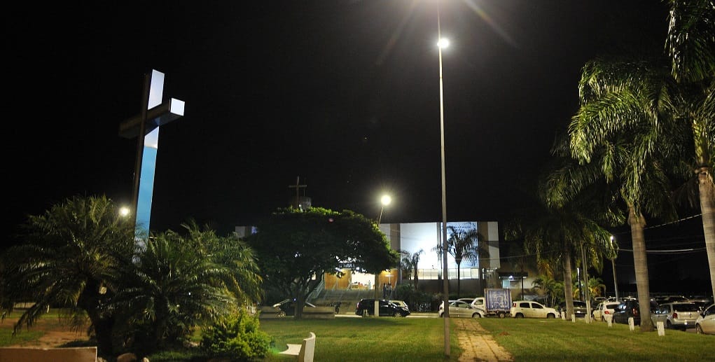 Nova iluminação de lâmpadas de LED melhorou a paisagem da Paróquia Nossa Senhora de Nazaré, no Lago Sul/Renato Alves/Agência Brasília