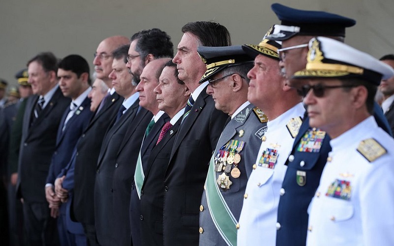 Bolsonaro proíbe militares de participar da equipe de transição