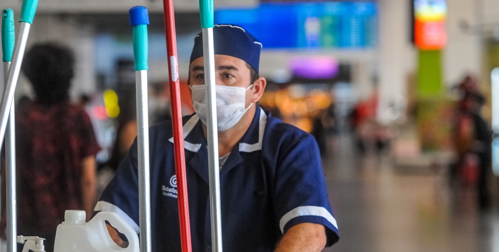 Trabalhador que atua na no Aeroporto de Brasília usa proteção necessária para evitar o coronavírus (Covid-19)/Paulo H. Carvalho/Agência Brasília
