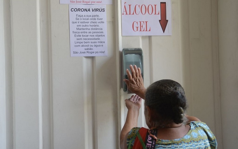 Mais de 800 mortes pelo coronavírus num só dia no Brasil