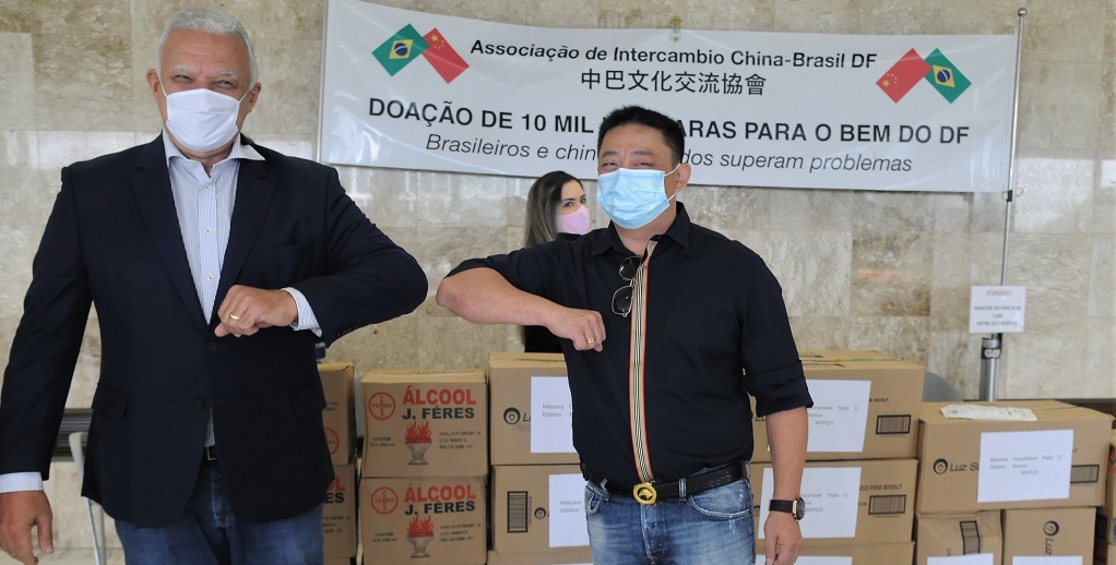 José Humberto com o representante da Associação de Intercâmbio China-Brasil, que doou máscaras e unidades de álcool para o DF/lúcio Bernardo jr./Agência Brasília