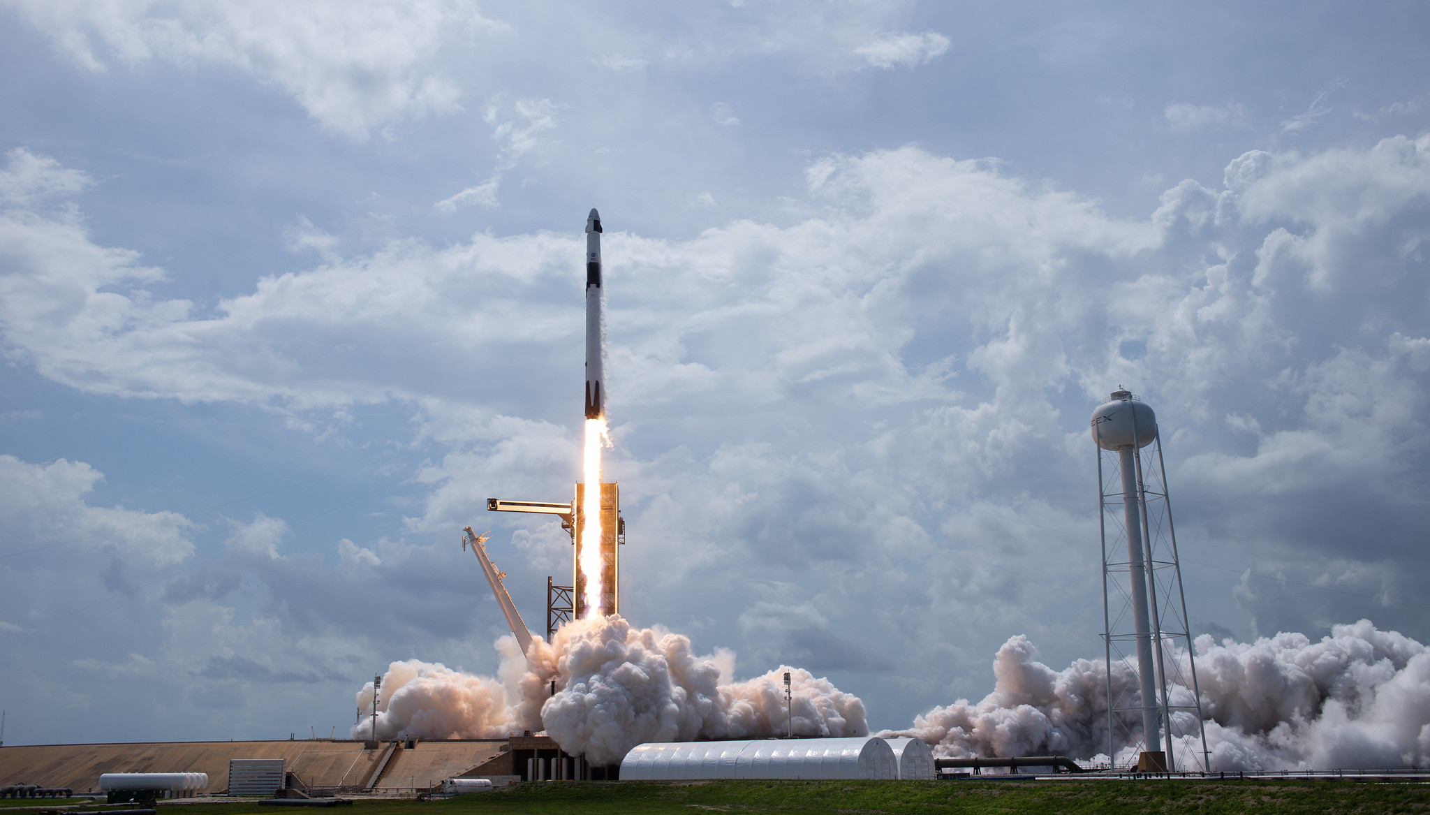 Foguete SpaceX Falcon 9 leva dois astronautas da NASA em ...