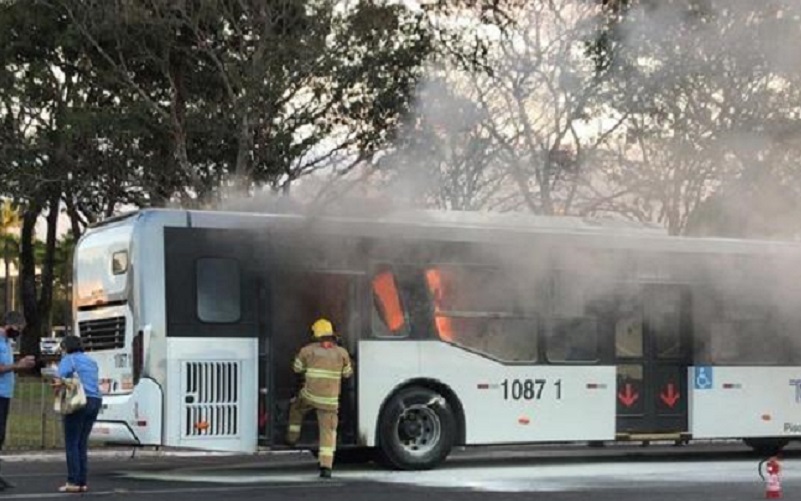 Homem ateia fogo em ônibus na frente do Planalto e grita “Fora Bolsonaro