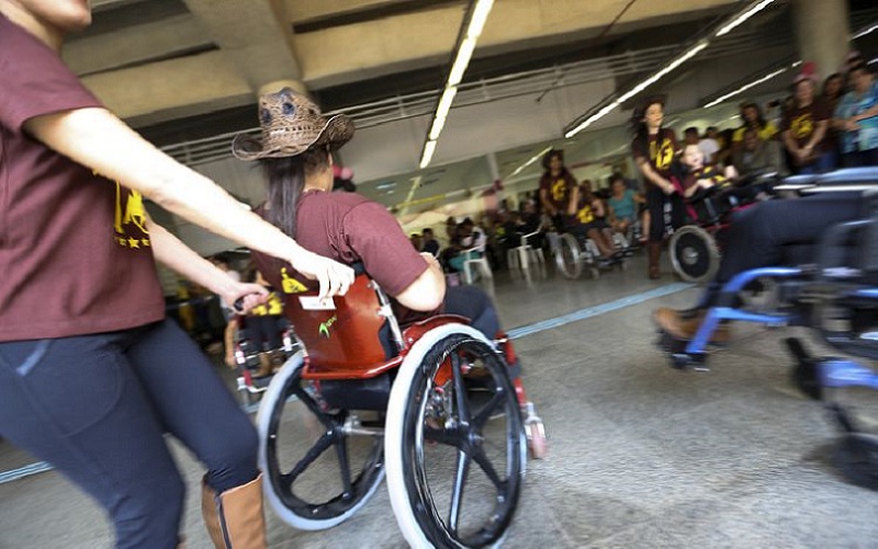Pessoa com deficiência cadeira de rosas Misto Brasília