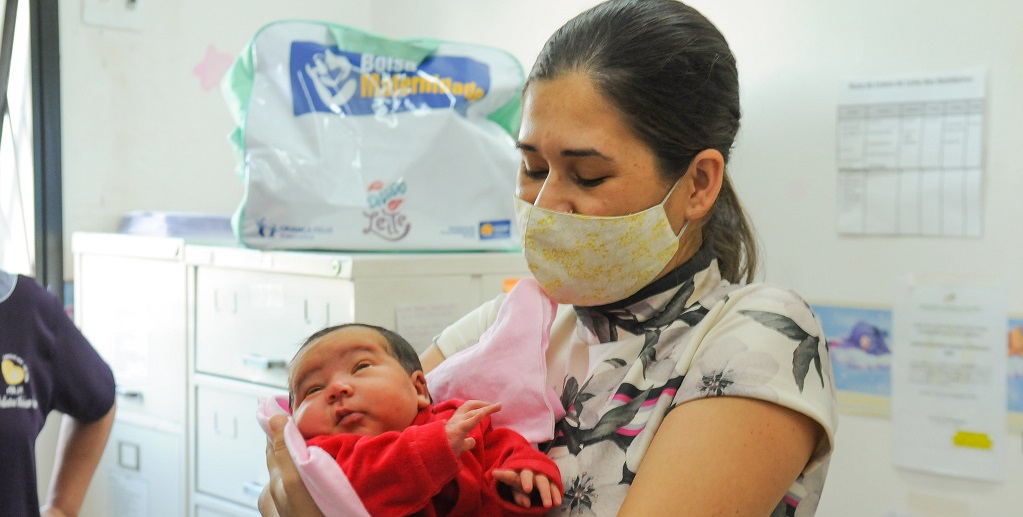 Stephanny e o seu bebê no Hospital Materno Infantil de Brasília, quando ganharam um enxoval/Paulo H. Carvalho/Agência Brasília