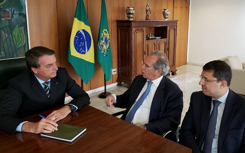 Bolsonaro diz que vacina autorizada será ofertada aos brasileiros