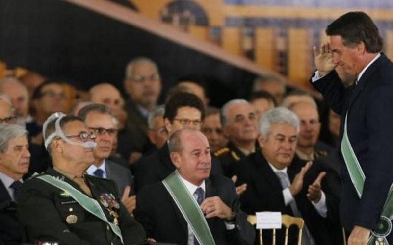 Bolsonaro bate continência generais