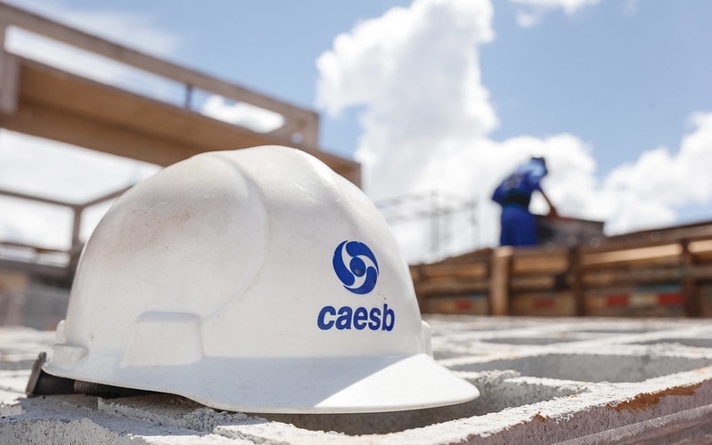 Caesb capacete obras Caesb