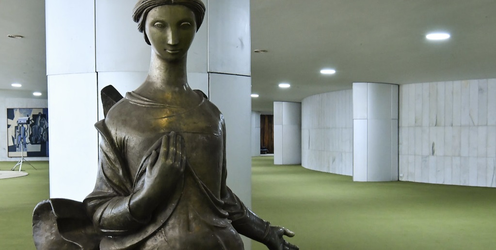 A estátua mais fotografada do Salão Verde é feita de bronze fundido, não tem nome e foi concedida pelas mãos de Alfredo Ceschiatti/Waldemir Barreto/Agência Senado