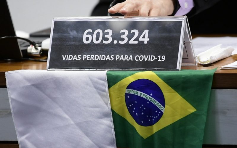 A placa  na CPI com a tragédia da pandemia no Brasil que completa um ano e sete/Pedro França/Agência Senado