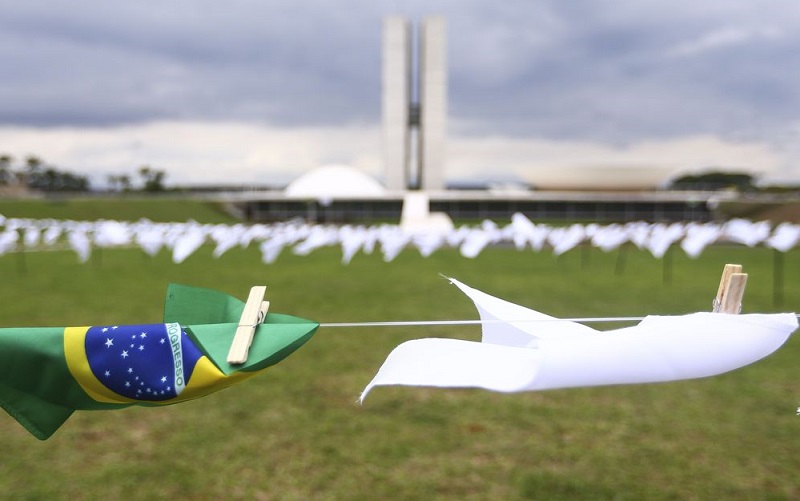 Covid homenagem bandeiras Misto Brasília