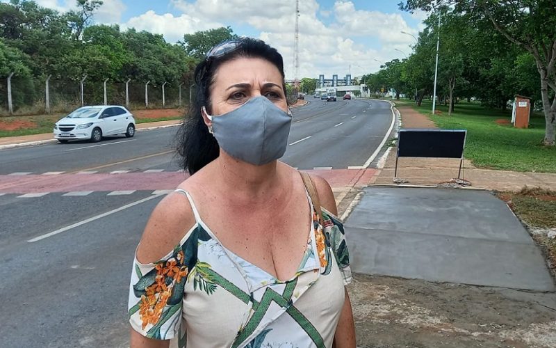 Ivana Lacerda foi checar de perto o serviço de sinalização das ruas realizado próximo à sua casa/Tony Oliveira/Agência Brasília
