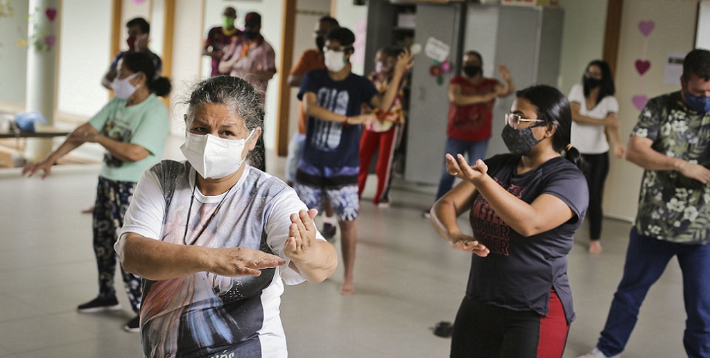 Pacientes praticam tai chi chuan no Capas de Sampambaia que ampliou os espaços terapêuticos/Breno Esaki/Agência Saúde-DF
