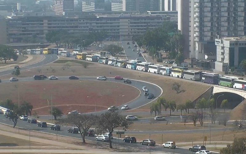 Empresas de ônibus de aplicativos fazem protesto em Brasília