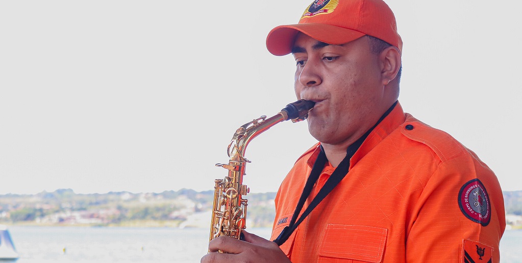 Sargento músico anima a solenidade de entrega de sete embarcações para o Corpo de Bombeiros/Jaqueline Husni/Agência Brasília