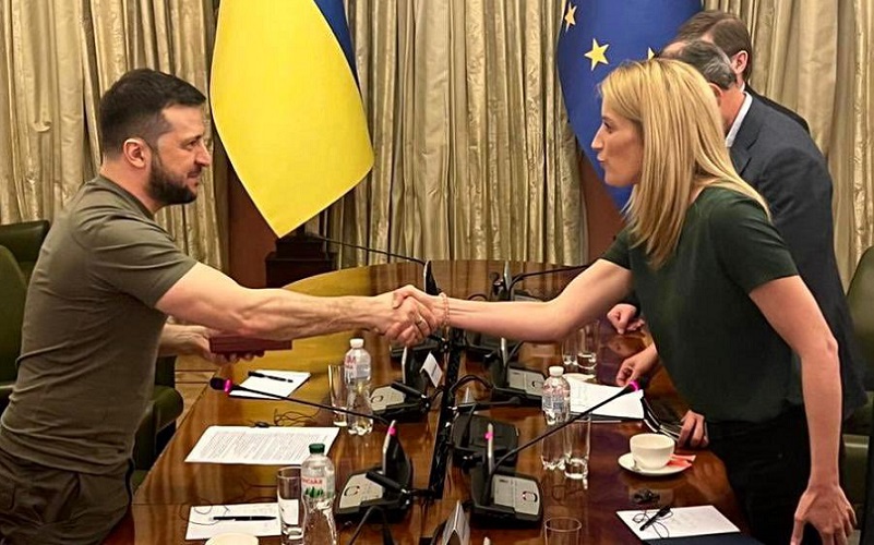 Presidente do Parlamento da UE visita a Ucrânia em guerra