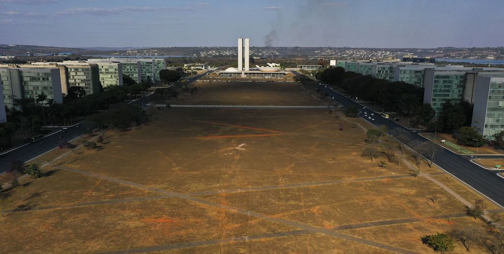 Vista geral da Esplanada dos Ministérios com o gramado seco por conta da falta de chuva há três meses/Agência Brasil