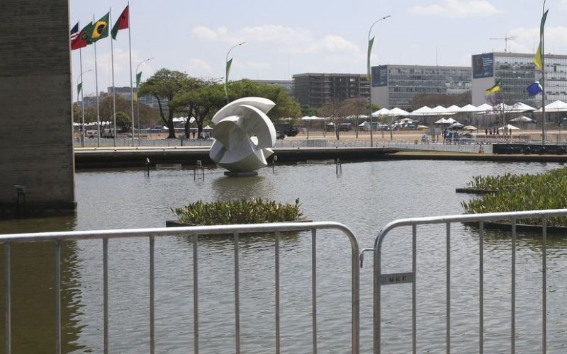 Escultura Meteoro na frente do Palácio do Itamaraty em dia que antecede o 7 de Setembro/Antonio Cruz/Agência Brasil