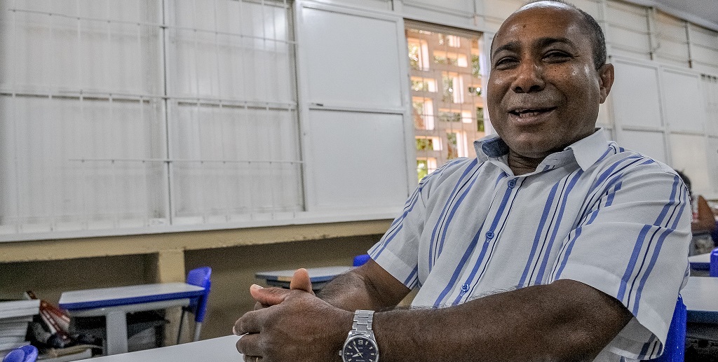 Josias Alves de Assis é porteiro e frequenta as aulas no Centro Educacional 2 de Taguatinga/Joel Rodrigues/Agência Brasília
