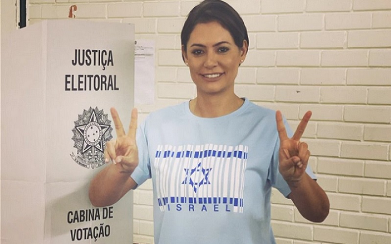 Michelle Bolsonaro vai com camiseta que sugere missão religiosa
