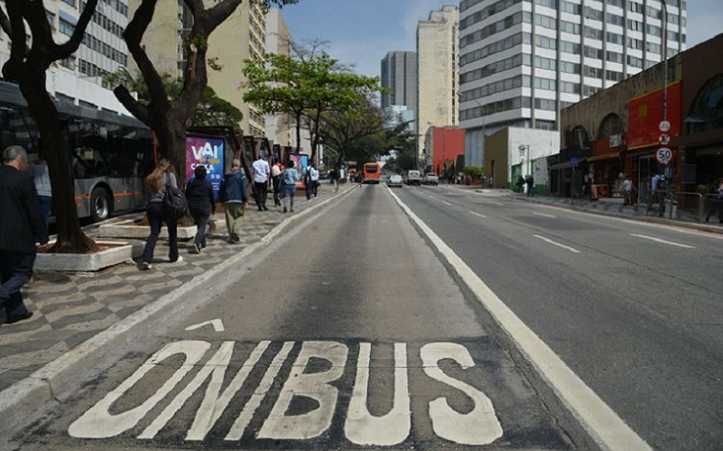 Mobilidade urbana faixa de ônibus Misto Brasília