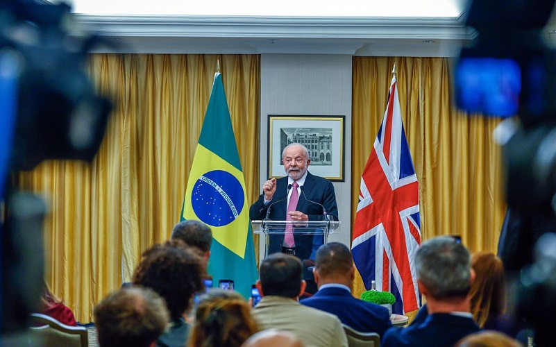 Lula critica prisão de Assange e promessas dos países ricos