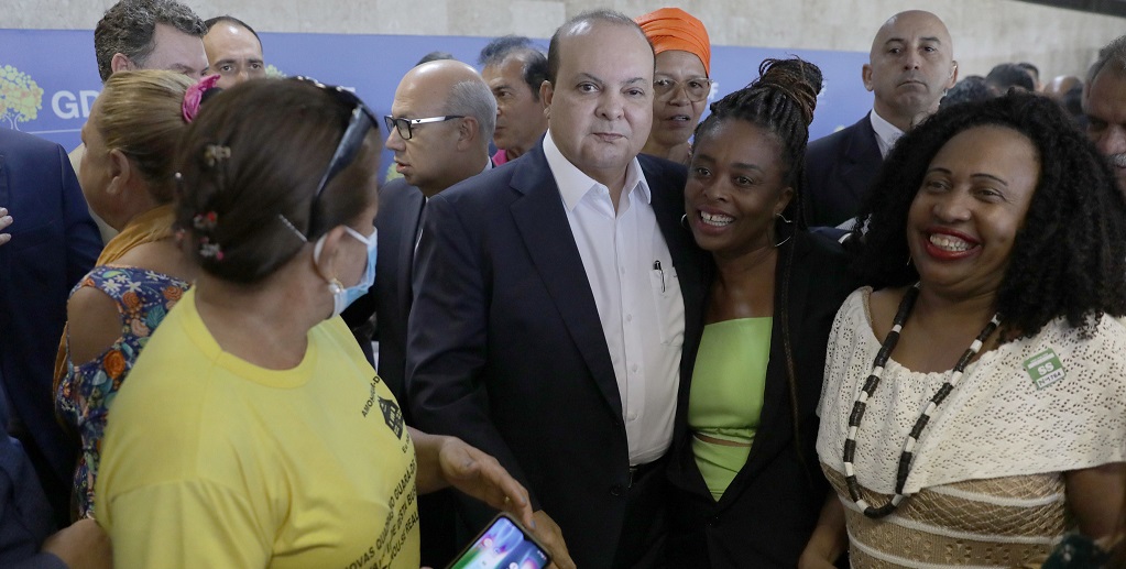 Ibaneis Rocha abraça apoiadoras DF Misto Brasília