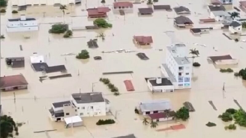 Enchente castiga Santa Catarina e Rio do Sul tem inundação histórica