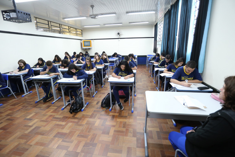 Estudantes sala de aula Ensino Médio Misto Brasil