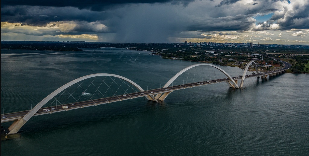 Ponte JK DF chuva c[eu nublado Misto Brasil