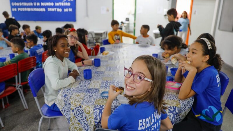 Estudantes de escola pública do Distrito Federal durante o recreio recebem alimentação no programa de merenda escolar/Lúcio Bernardo Jr./Agência Brasília
