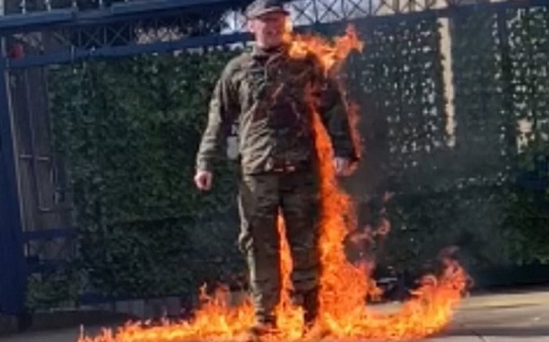 Homem ateou fogo a si mesmo na frente da Embaixada de Israel nos EUA
