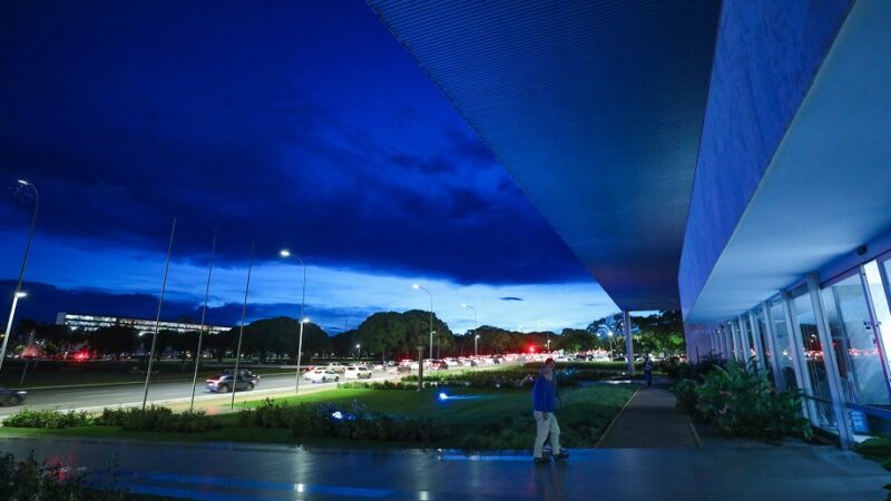 Palácio do Buriti iluminado de azul para marcar a Campanha Abril Azul, que alerta para a conscientização do autismo/Joel Rodrigues/Agência Brasília