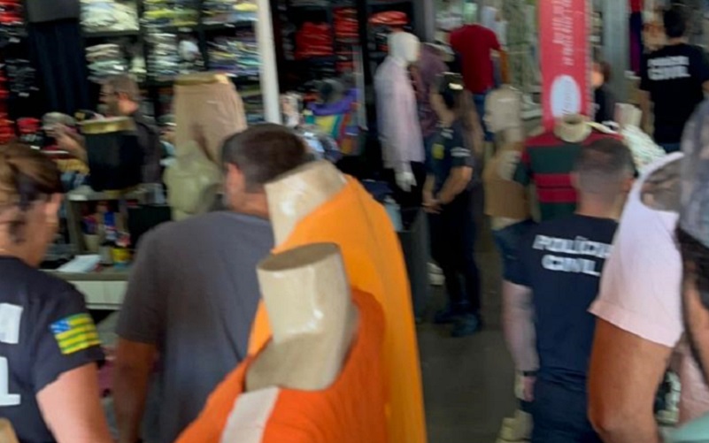 Polícia apreende 10 mil peças de roupas falsificadas