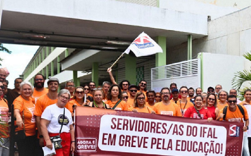 Servidores greve universidade Misto Brasil