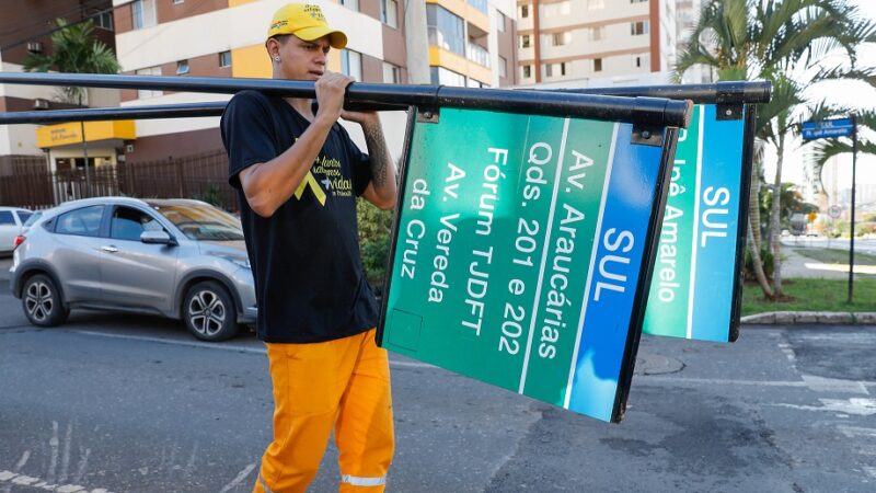 Placas novas estão sendo colocadas para melhorar a sinalização em Águas Claras e outras regiões administrativas/Lúcio Bernardo Jr./Agência Brasília
