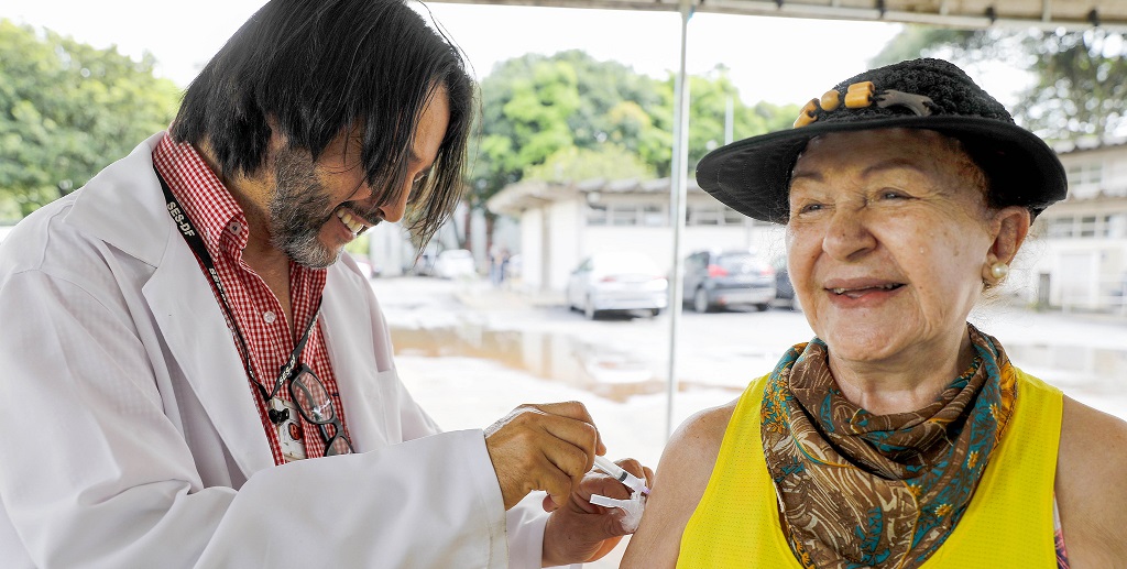 Vacinação influenza grupos prioritários DF Misto Brasil