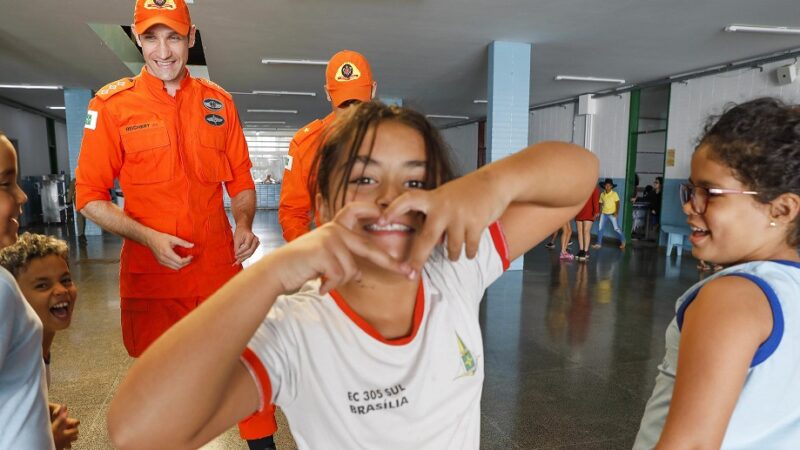 Alunos da Escola Classe 305 Sul receberam a visita de bombeiros e escreveram cartinhas para as crianças do Rio Grande do Sul/Lúcio Bernardo Jr./Agência Brasília