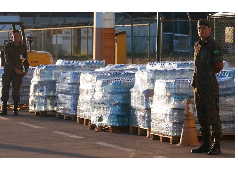 Caesb enviou para o RS mais 15 mil copos de água e cobertores