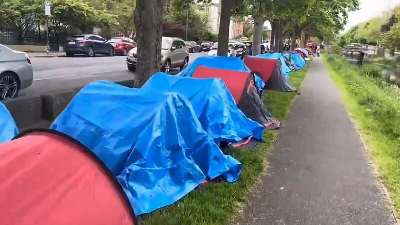 Imigrantes dormem em barracas na cidade de Dublin