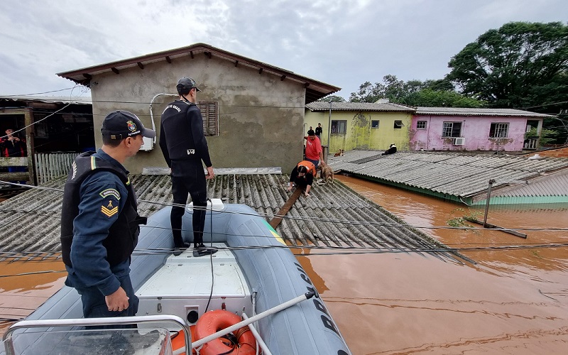 Rio Grande do Sul enchente resgate Marinha Misto Brasil