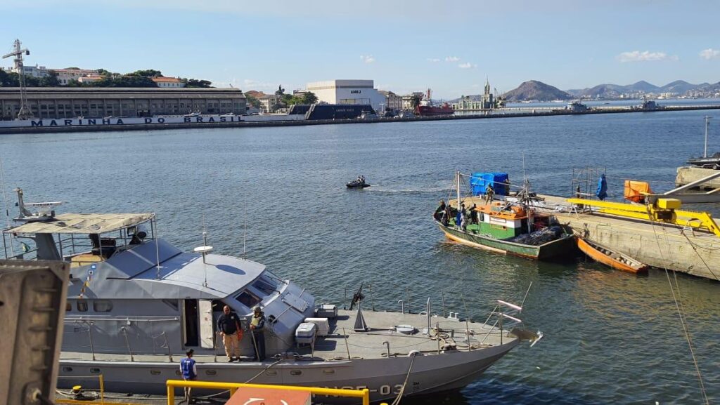 Marinha do Brasil barco de pesca apreendido Leblon Misto Brasil