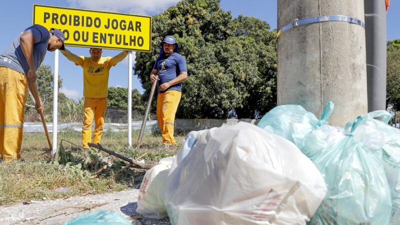 Placas de sinalização estão sendo colocadas nas administrações regionais para evitar o acúmulo de lixo nas comunidades/Lúcio Bernardo Jr./Agência Brasília