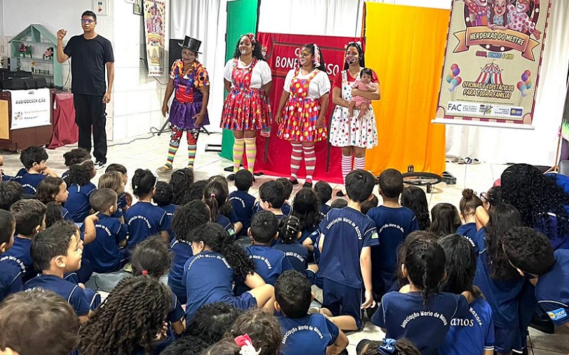 Escola de Águas Lindas recebe espetáculo de circo e bonecos