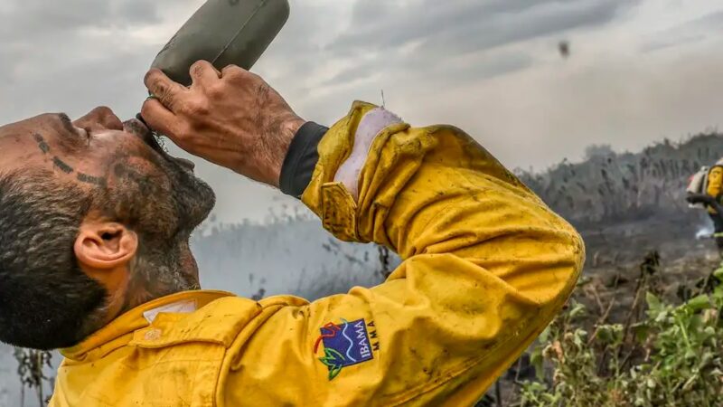 Brigadista bebe água durante combate ao fogo florestal na região do Pantanal/Marcelo Camargo/Agência Brasil