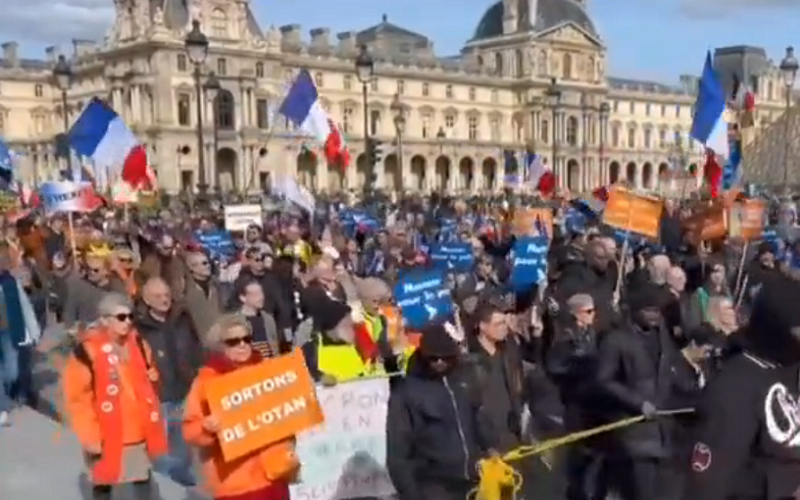 Milhares de franceses marcharam contra a extrema-direita