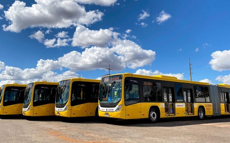 Ônibus articulados começam a operar no BRT Sul - Misto Brasil