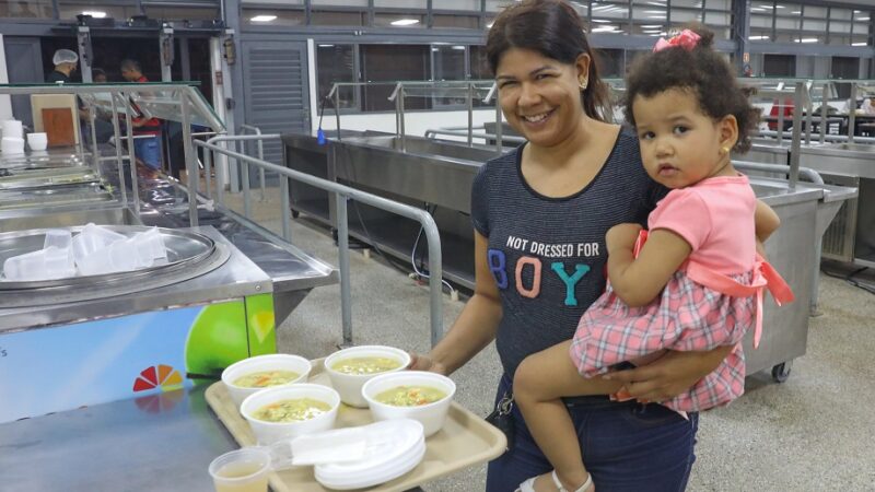  Mãe e filha gostaram da ideia de incluir sopas e caldos no cardápio de jantar dos restaurantes comunitários neste mês que tem dias mais frios/Joel Rodrigues/Agência Brasília